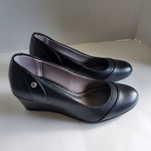 LifeStride Women's Dreams Wedge Pump, Black, 6 Wide - Picture 2 of 7